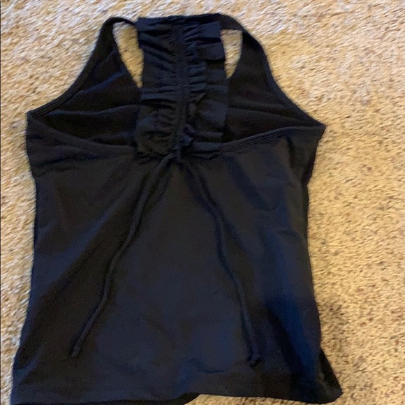 A workout top - Picture 3 of 4